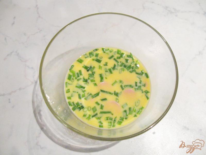 Фото приготовление рецепта: Омлет с сосисками и зеленым луком шаг №6