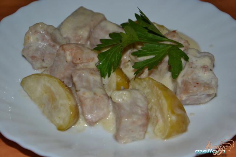 Фото приготовление рецепта: Свинина с яблоками в сливочно-сырном соусе шаг №6