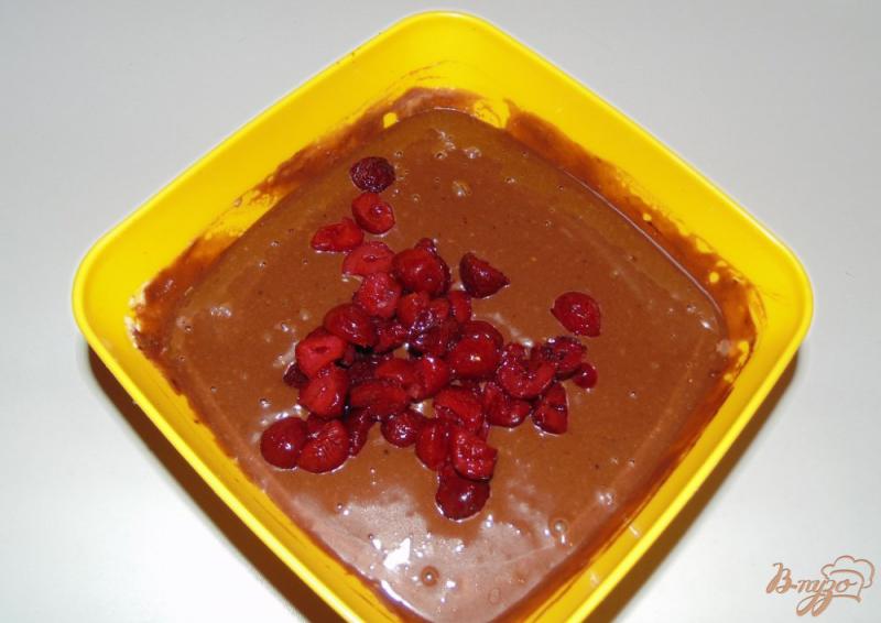 Фото приготовление рецепта: Шоколадно-вишневый кекс с шоколадной глазурью шаг №4