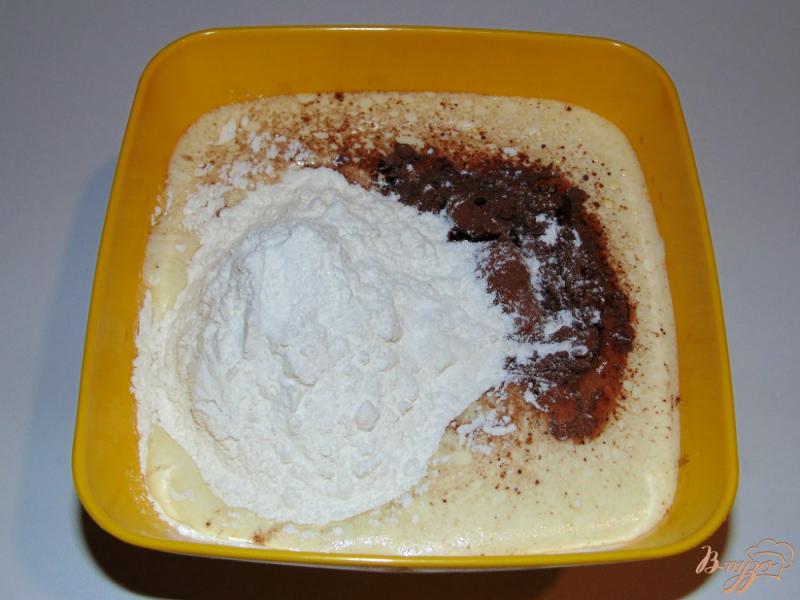 Фото приготовление рецепта: Шоколадно-вишневый кекс с шоколадной глазурью шаг №2