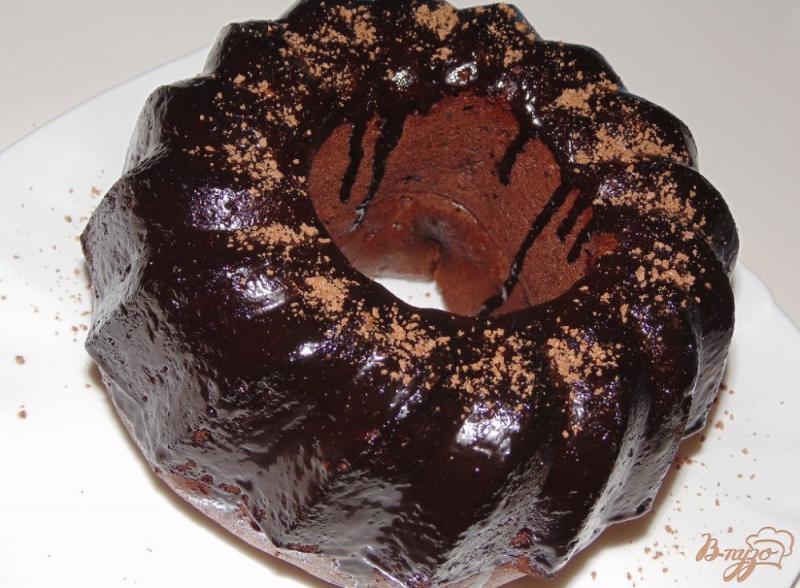 Фото приготовление рецепта: Шоколадно-вишневый кекс с шоколадной глазурью шаг №8