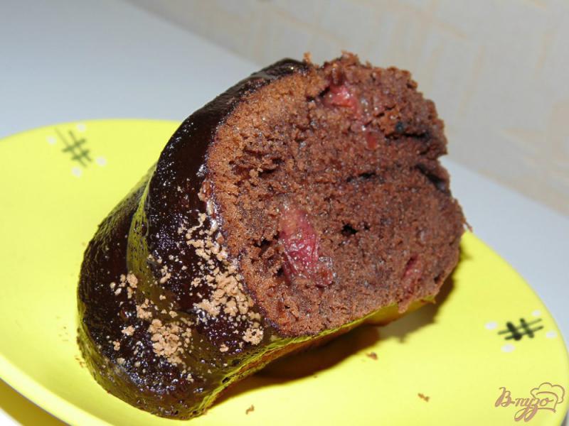 Фото приготовление рецепта: Шоколадно-вишневый кекс с шоколадной глазурью шаг №9