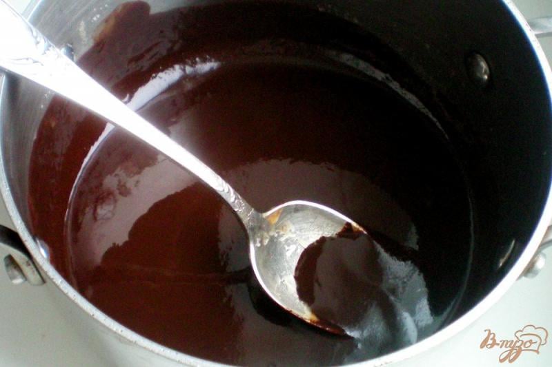 Фото приготовление рецепта: Чернослив с лесным орехом в шоколаде шаг №3