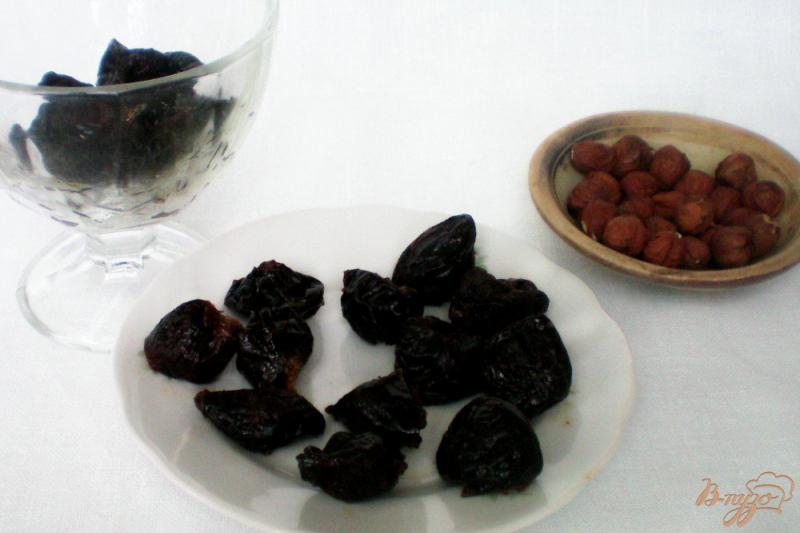Фото приготовление рецепта: Чернослив с лесным орехом в шоколаде шаг №4
