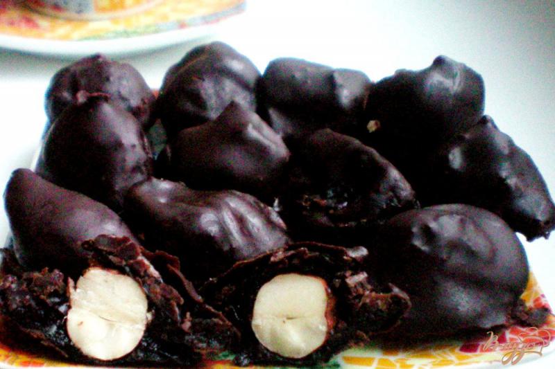 Фото приготовление рецепта: Чернослив с лесным орехом в шоколаде шаг №6