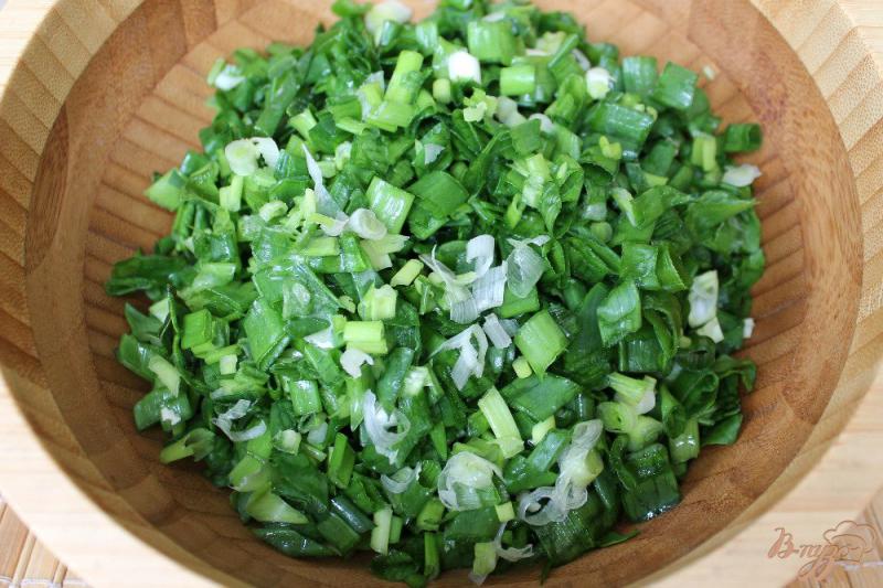 Фото приготовление рецепта: Салат с редисом, луком и шпинатом шаг №2