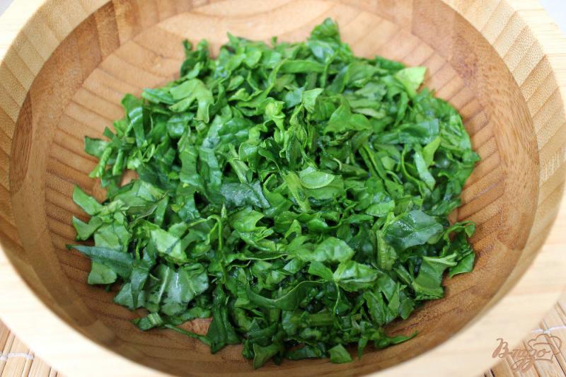 Фото приготовление рецепта: Салат с редисом, луком и шпинатом шаг №1