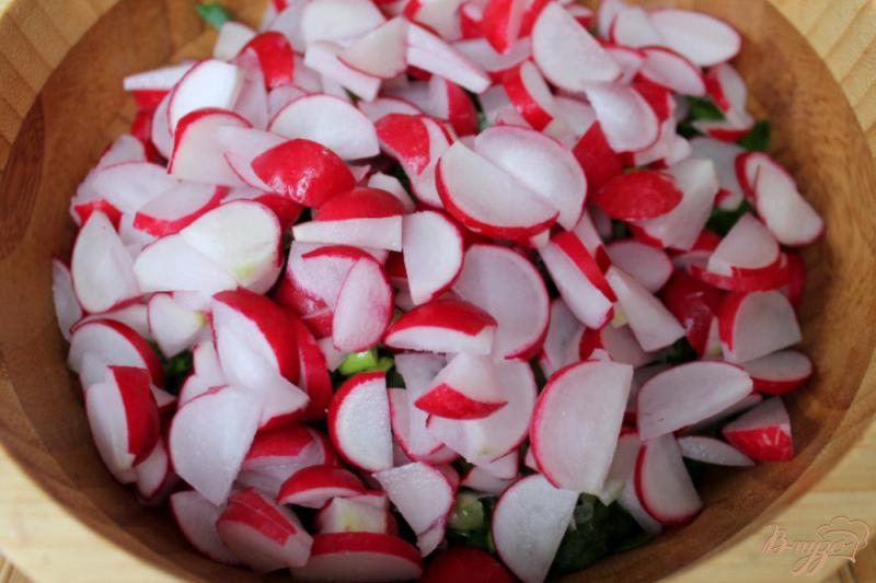 Фото приготовление рецепта: Салат с редисом, луком и шпинатом шаг №3
