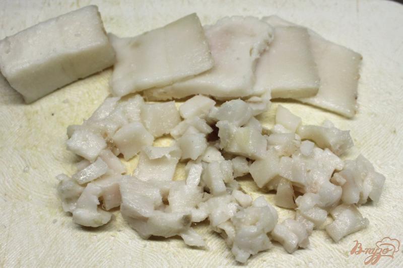 Фото приготовление рецепта: Картофель запеченный со шкварками,  кардамоном и паприкой шаг №3