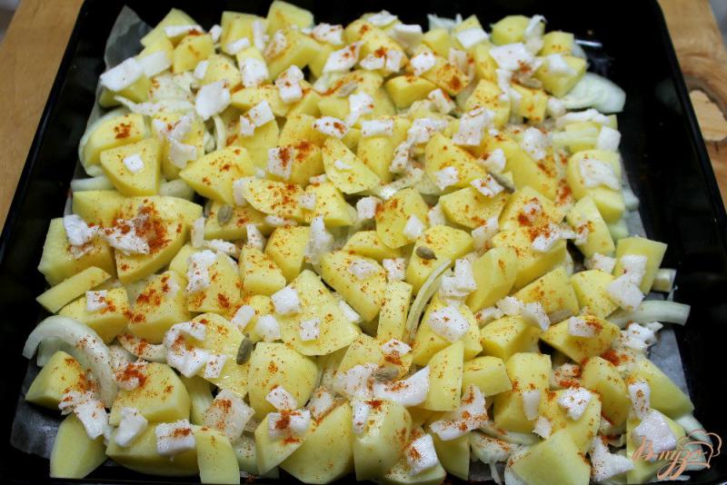 Фото приготовление рецепта: Картофель запеченный со шкварками,  кардамоном и паприкой шаг №5
