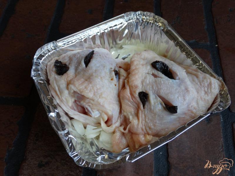 Фото приготовление рецепта: Куриные бедра запеченные с черносливом шаг №5