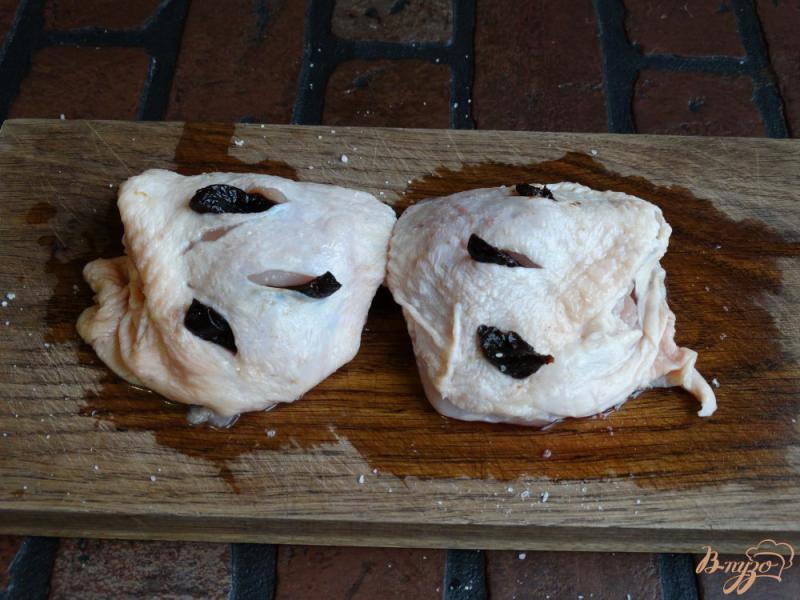 Фото приготовление рецепта: Куриные бедра запеченные с черносливом шаг №3