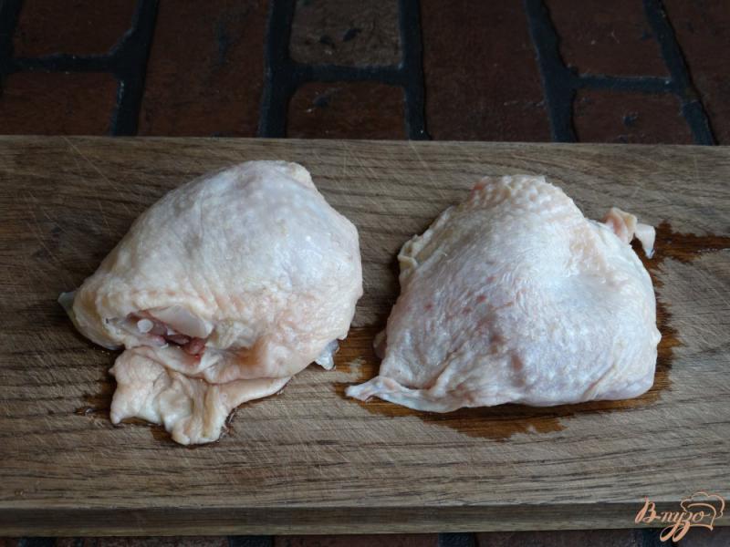 Фото приготовление рецепта: Куриные бедра запеченные с черносливом шаг №1