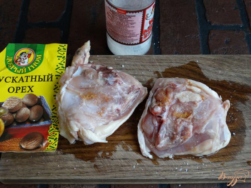 Фото приготовление рецепта: Куриные бедра запеченные с черносливом шаг №2