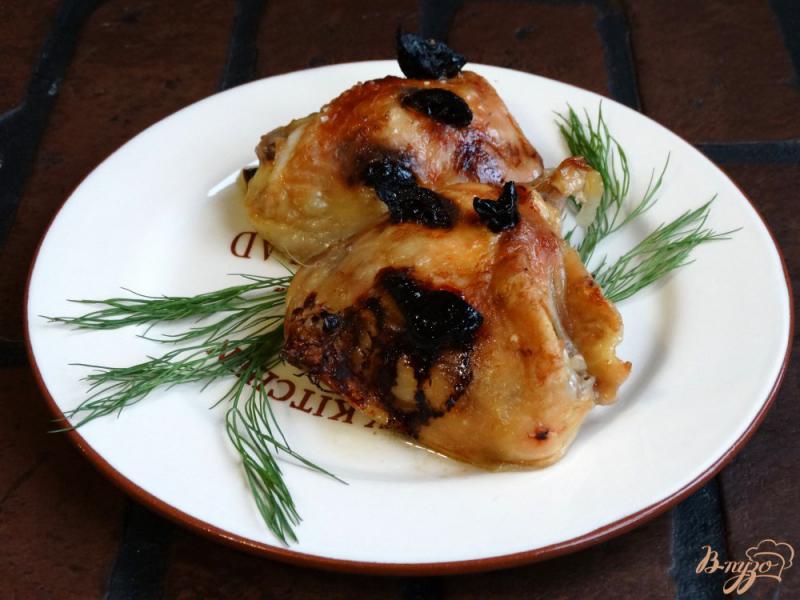 Фото приготовление рецепта: Куриные бедра запеченные с черносливом шаг №7