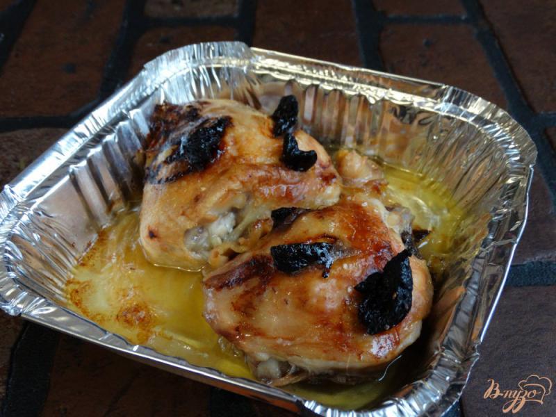 Фото приготовление рецепта: Куриные бедра запеченные с черносливом шаг №6