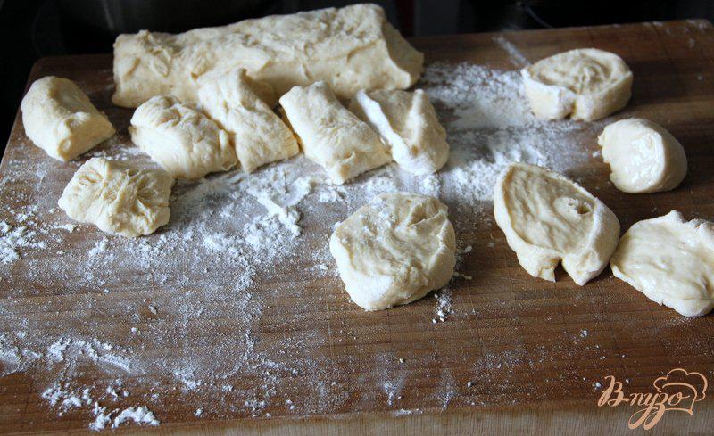 Фото приготовление рецепта: Пирог из  булочек с колбасой и сыром шаг №2
