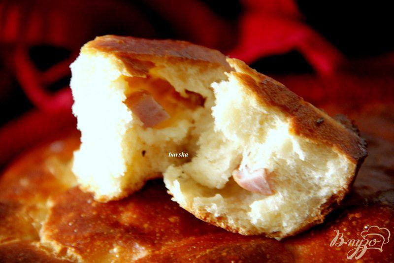 Фото приготовление рецепта: Пирог из  булочек с колбасой и сыром шаг №9