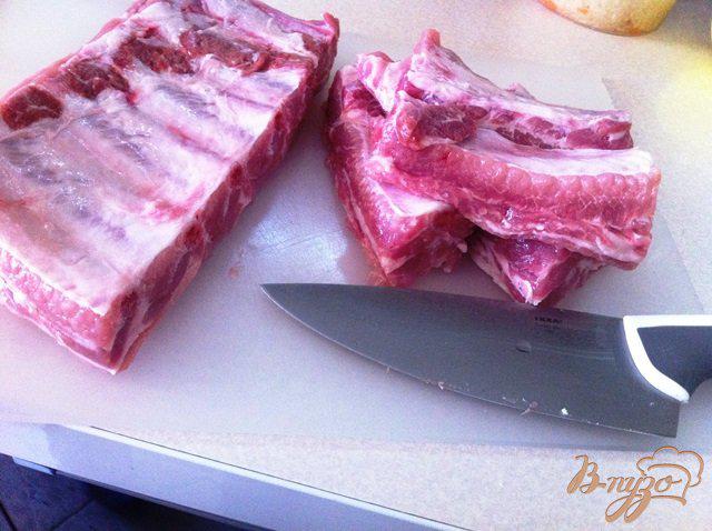 Фото приготовление рецепта: Бигос со свиными ребрышками и черносливом шаг №1