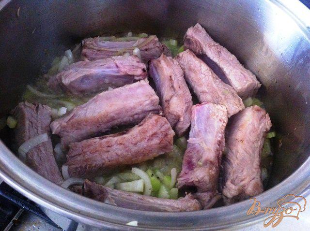 Фото приготовление рецепта: Бигос со свиными ребрышками и черносливом шаг №5