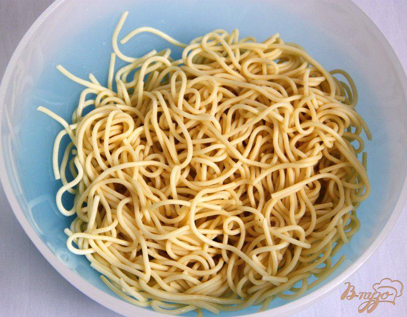 Фото приготовление рецепта: Спагетти-маффины с тыквой шаг №1