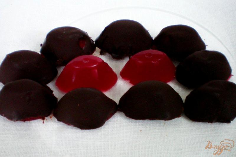Фото приготовление рецепта: Мармелад из красной смородины в шоколаде шаг №7