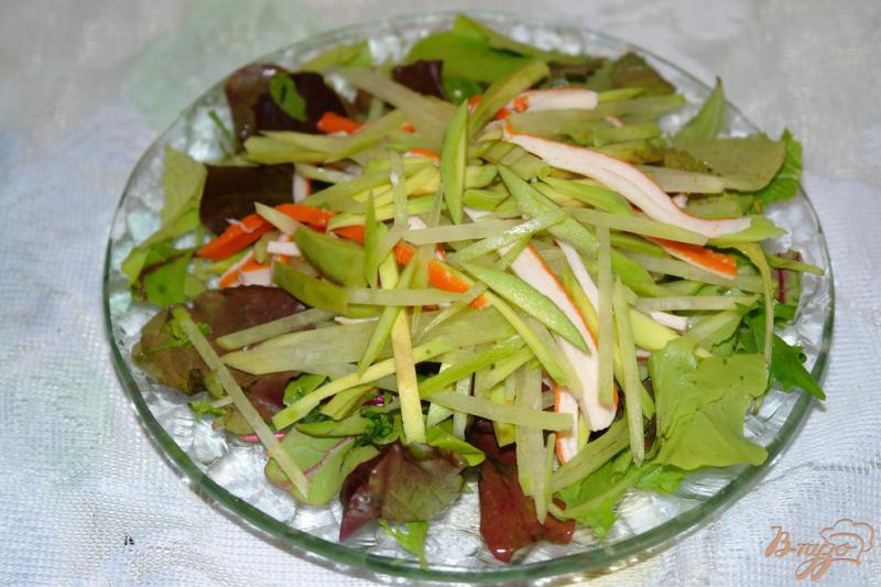 Фото приготовление рецепта: Салат из крабовых палочек с зеленой редькой шаг №5