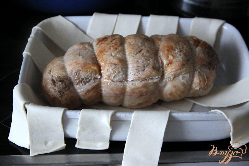 Фото приготовление рецепта: Фаршированное бедро индейки в слоеном тесте шаг №6