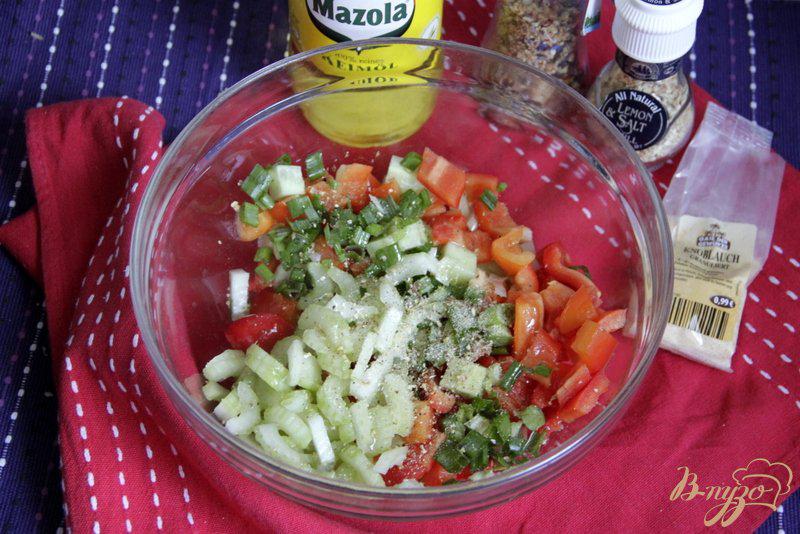 Фото приготовление рецепта: Овощной салат  с сельдереем шаг №2