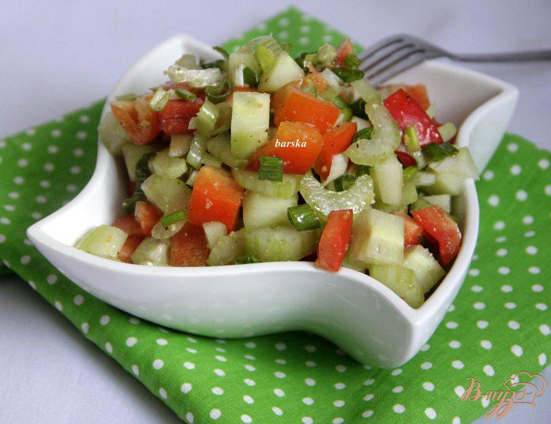 Фото приготовление рецепта: Овощной салат  с сельдереем шаг №3