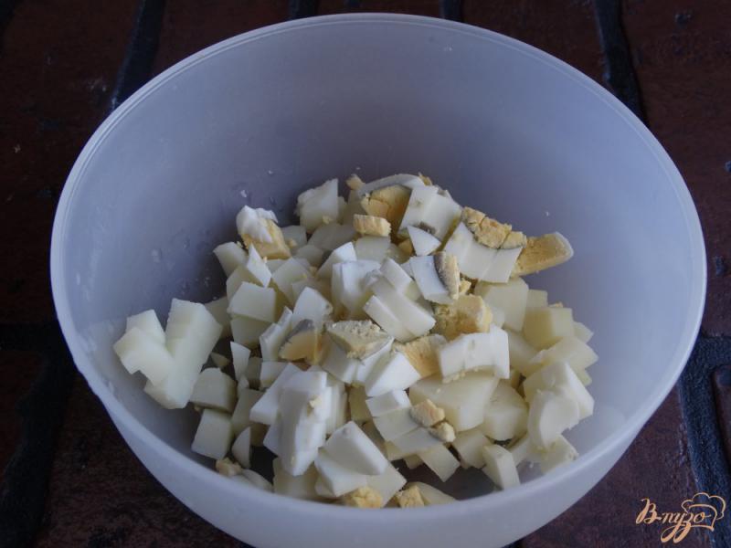 Фото приготовление рецепта: Салат с маринованными грибами шаг №2