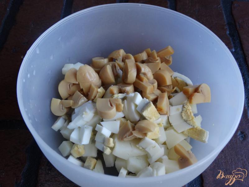 Фото приготовление рецепта: Салат с маринованными грибами шаг №3