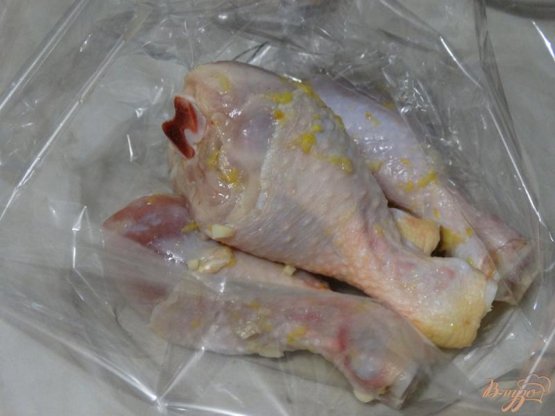 Фото приготовление рецепта: Куриные голени в лимонно-чесночном маринаде шаг №3
