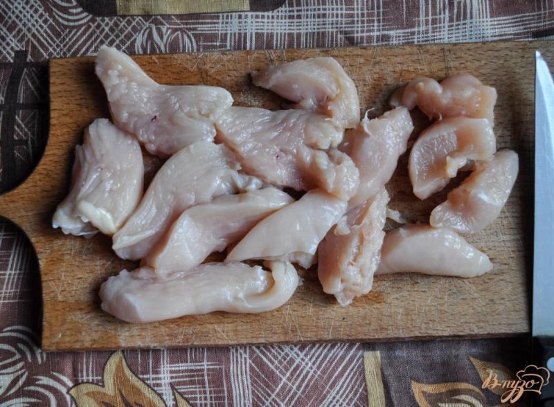 Фото приготовление рецепта: Салат с куриной грудкой и сулугуни шаг №1