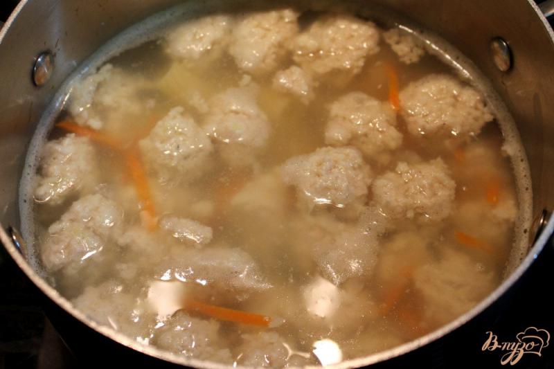 Фото приготовление рецепта: Суп с фрикадельками и макаронами шаг №5