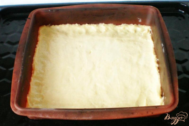 Фото приготовление рецепта: Пирог с творогом и вишней шаг №3