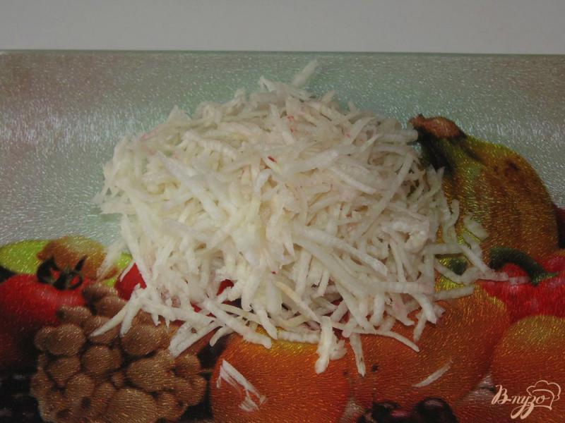 Фото приготовление рецепта: Салат из красной редьки со свежим огурцом шаг №2