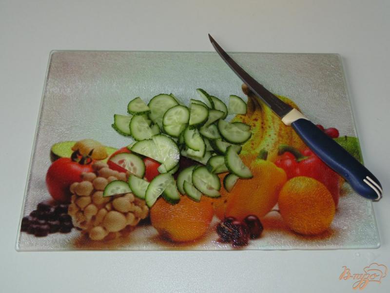 Фото приготовление рецепта: Салат из красной редьки со свежим огурцом шаг №3