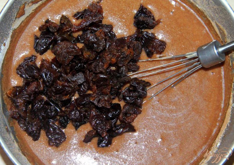 Фото приготовление рецепта: Постный шоколадный манник с черносливом шаг №5