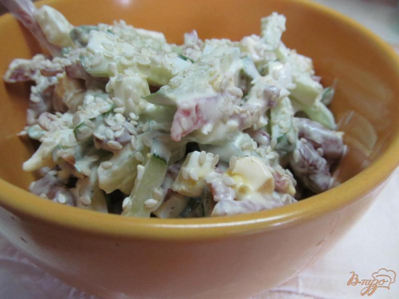 Фото приготовление рецепта: Салат из огурца с фасолью и салями шаг №6