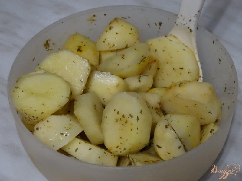 Фото приготовление рецепта: Курица запеченная с айвой и картофелем шаг №4