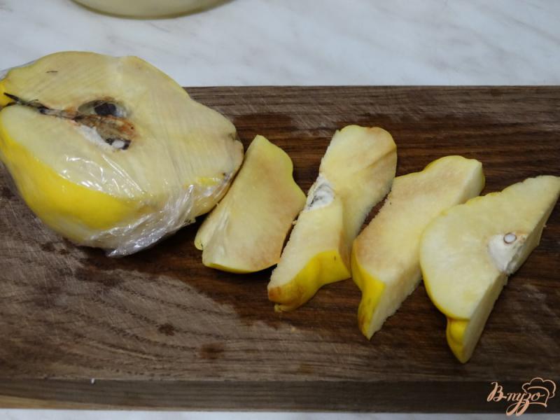 Фото приготовление рецепта: Курица запеченная с айвой и картофелем шаг №2