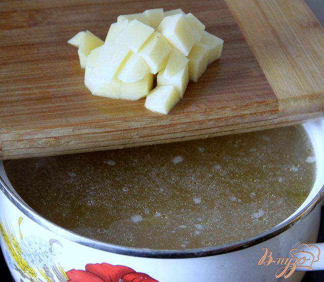 Фото приготовление рецепта: Овощной суп с сырными шариками шаг №4