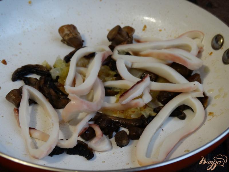 Фото приготовление рецепта: Подлива из кальмаров и грибов шаг №3