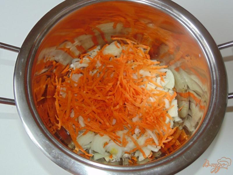 Фото приготовление рецепта: Картофель с овощами тушенный в томате шаг №2