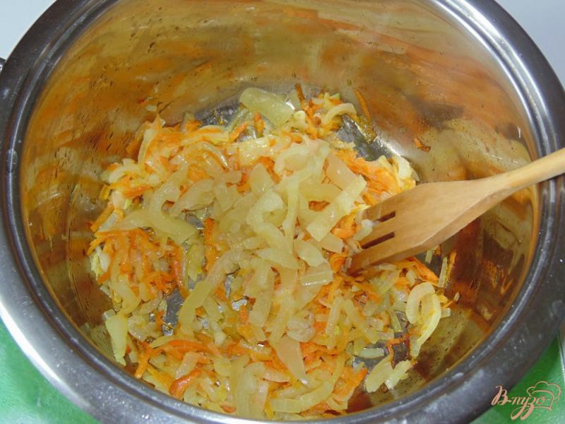 Фото приготовление рецепта: Картофель с овощами тушенный в томате шаг №3