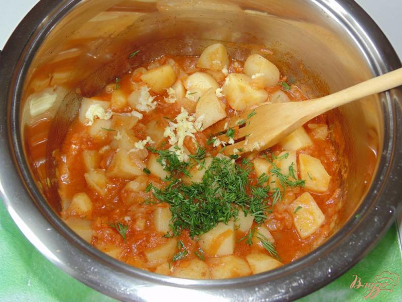 Фото приготовление рецепта: Картофель с овощами тушенный в томате шаг №6