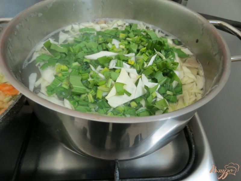 Фото приготовление рецепта: Суп с грибами, горошком и черемшой шаг №9