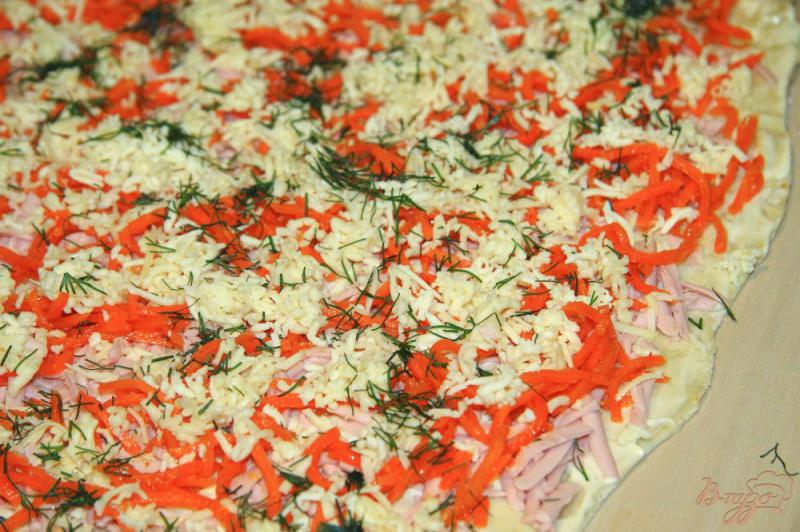 Фото приготовление рецепта: Рулет из лаваша с корейской морковью, сыром и колбасой шаг №5