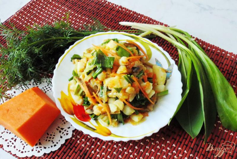 Фото приготовление рецепта: Салат с черемшой, тыквой и шампиньонами шаг №11